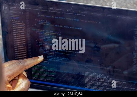 Entwicklung von Programmierungs- und Codierungstechnologien. Website-Design. Ein Programmierer, der mit Software arbeitet. Stockfoto