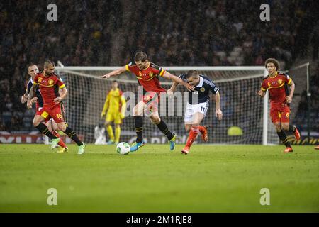 Steven Defour aus Belgien, Jan Vertonghen aus Belgien, James Forrest aus Schottland und Axel Witsel aus Belgien in Aktion während des Qualifikationsspiels für die FIFA-Weltmeisterschaft 2014 zwischen der belgischen Nationalmannschaft Red Devils und Schottland in der Gruppe A im Hampden Park Stadion in Glasgow, Schottland, Vereinigtes Königreich, Freitag, 06. September 2013. BELGA FOTO NICOLAS LAMBERT Stockfoto