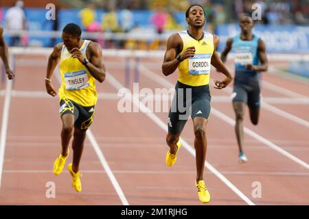 Jehue Gordon (R) von Trinidad feiert, dass er die Ziellinie überquert und das 400m-km-Hürdenspiel für Männer beim Memorial Van Damme Athletics Meeting, der letzten Etappe der IAAF Diamond League, im King Baudouin Stadion (Boudewijnstadion/Stade ROI Baudouin) am Freitag, den 06. September 2013 in Brüssel gewinnt. BELGA FOTO BRUNO FAHY Stockfoto