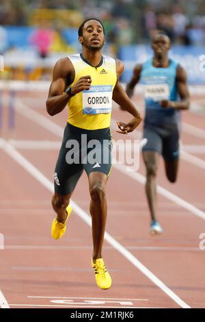 Jehue Gordon von Trinidad feiert, wie er die Ziellinie überquert und das 400m-km-Hürdenspiel für Männer beim Memorial Van Damme Athletics Meeting, der letzten Etappe der IAAF Diamond League, im King Baudouin Stadion (Boudewijnstadion/Stade ROI Baudouin) am Freitag, den 06. September 2013 in Brüssel gewinnt. BELGA FOTO BRUNO FAHY Stockfoto