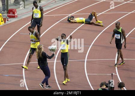 Trinidads Jehue Gordon (C) feiert nach dem Gewinn des Herrenturniers 400m Hürdenrenrennen auf der letzten Etappe der IAAF-Diamantenliga im King-Baudouin-Stadion (Boudewijnstadion/Stade ROI Baudouin) am Freitag, den 06. September 2013 in Brüssel. BELGA FOTO KRISTOF VAN ACCOM Stockfoto