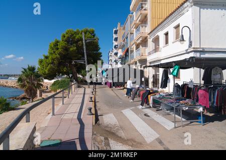 Straßenmarkt mit Verkaufsständen L'Ampolla, Katalonien, Provinz Tarragona, Spanien an der Küste Stockfoto