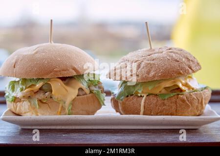 Vegetarische Speisen: Hausgemachte Burger mit Gemüseschnitzel und Grünpflanzen aus nächster Nähe. Stockfoto