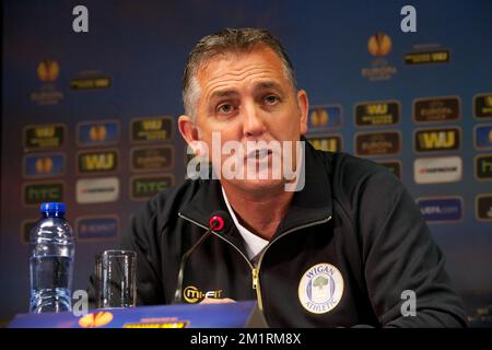 Der Cheftrainer von Wigan, Owen Coyle, wurde auf einer Pressekonferenz des englischen Junges Wigan Athletic F.C. im Brügge-Stadion am Mittwoch, den 18. September 2013, fotografiert. Am Donnerstag spielt Wigan am ersten Tag der Gruppenphase des Europa-League-Turniers gegen Zulte Waregem in der Gruppe D. BELGA FOTO KURT DESPLENTER Stockfoto