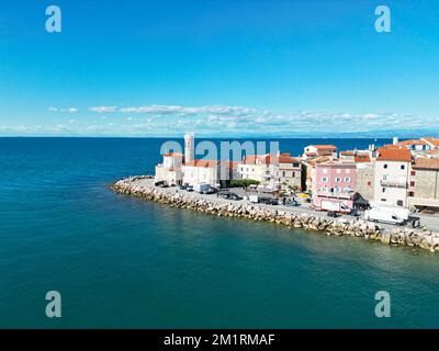 Piranski svetilnik Leuchtturm Piran Slowenien am sonnigen Tag Dröhnen aus der Vogelperspektive Stockfoto