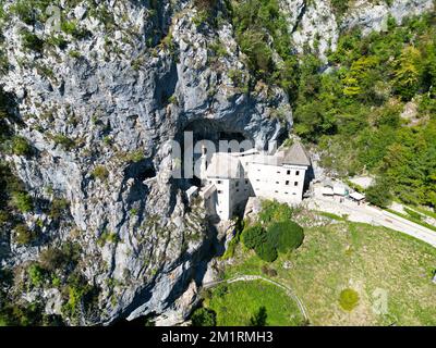 Burg Predjama, slowenische Festung, die in die Höhle gebaut wurde, Luftdrohne Sommer Stockfoto