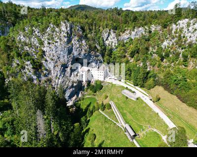 Burg Predjama, slowenische Festung, die in die Höhle gebaut wurde, Luftdrohne Sommer Stockfoto