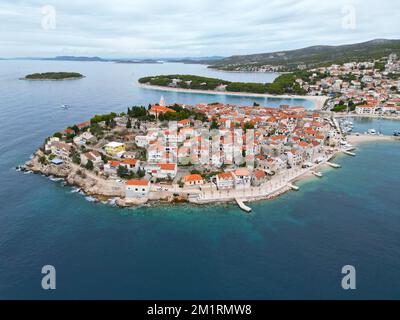 Primosten Stadt Kroatien Weitwinkel Drohne aus der Vogelperspektive Stockfoto