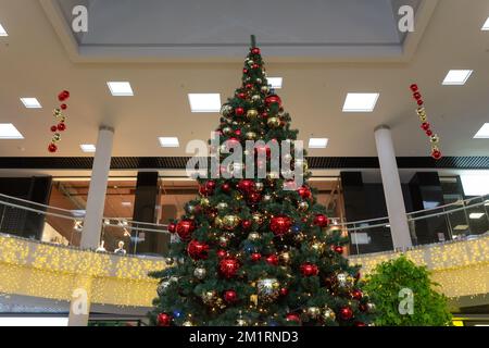 Bild eines großen dekorierten Weihnachtsbaums im Einkaufszentrum Stockfoto