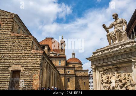 Basilika San Lorenzo mit Monumento a Giovanni delle Bande Nere auf der rechten Seite auf der Piazza di San Lorenzo in Florenz, Toskana, Italien Stockfoto