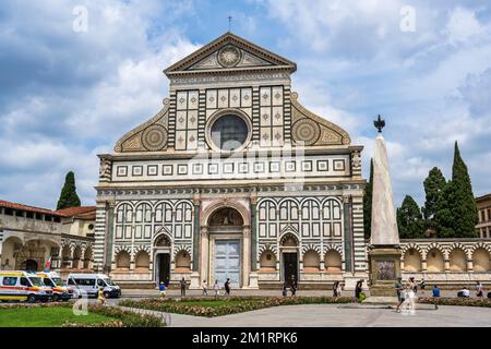 Fassade des Convento di Santa Maria Novella mit Basilika dahinter, Blick von der Piazza di Santa Maria Novella in Florenz, Toskana, Italien Stockfoto