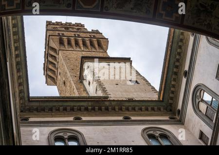 Blick auf den Glockenturm vom Innenhof des Palazzo Vecchio in Florenz, Toskana, Italien Stockfoto