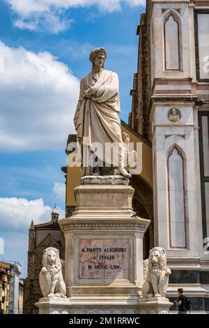 Denkmal für den Dichter Dante Alighieri aus dem 19.. Jahrhundert vor der Basilica di Santa Croce di Firenze auf der Piazza di Santa Croce in Florenz, Toskana, Italien Stockfoto