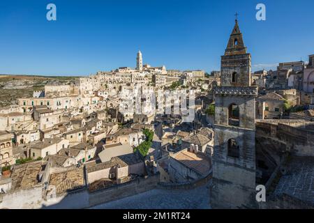 Blick über die Altstadt Sassi di Matera mit dem campanile der Kirche St. Peter Barisano, Matera, Basilikata, Italien, Europa Stockfoto