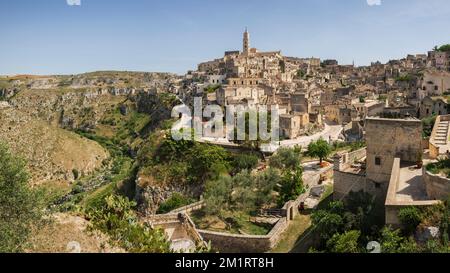 Blick über die Altstadt von Sassi di Matera und den Canyon bei Sonnenlicht am Nachmittag, Matera, Basilikata, Italien, Europa Stockfoto