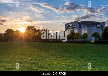 Berlin, Deutschland: Sonnenuntergang im Bundeskanzleramt. Blick vom Platz der Republik Stockfoto