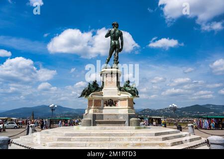 Bronzene Nachbildung von Michelangelos David auf der Piazzale Michelangelo in Florenz, Toskana, Italien Stockfoto