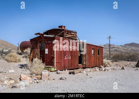 Ein verlassener Eisenbahnwaggon der Union Pacific in der Geisterstadt Rhyolite, Death Valley, Nevada. Stockfoto