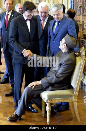 Der belgische Premierminister Elio Di Rupo (L) und der stellvertretende Premierminister und Außenminister Didier Reynders (R) wurden auf einem Treffen mit dem indischen Präsidenten Pranab Mukherjee am Freitag, den 04. Oktober 2013 im Königspalast in Brüssel abgebildet. Der indische Präsident Shri Pranab Kumar Mukherjee ist auf einem viertägigen diplomatischen Besuch in Belgien. BELGA FOTO ERIC LALMAND Stockfoto