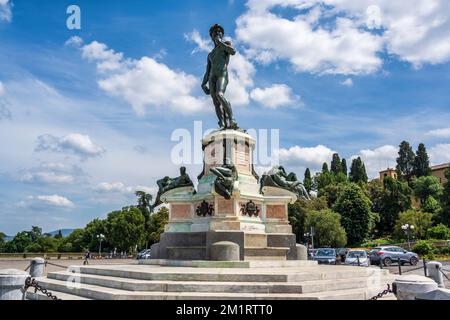 Bronzene Nachbildung von Michelangelos David auf der Piazzale Michelangelo in Florenz, Toskana, Italien Stockfoto