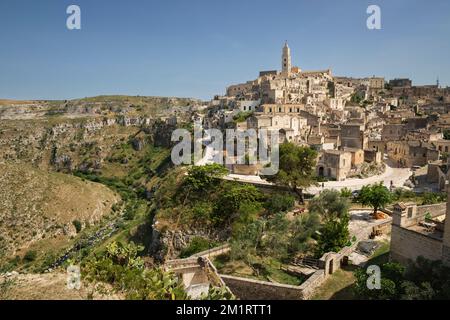 Blick über die Altstadt von Sassi di Matera und den Canyon bei Sonnenlicht am Nachmittag, Matera, Basilikata, Italien, Europa Stockfoto