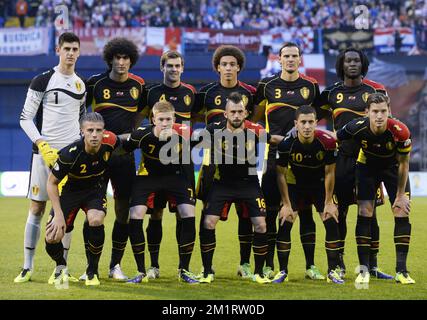 20131011 - ZAGREB, KROATIEN: (Back L-R) 01 Torwart Thibaut Courtois aus Belgien, Marouane Fellaini aus Belgien, Nicolas Lombaerts aus Belgien, Axel Witsel aus Belgien, Daniel Van Buyten aus Belgien, Romelu Lukaku aus Belgien, Toby 02 Alderrelweid aus Belgien, De Bruyne Defyour aus Belgien Eden Hazard aus Belgien und Jan Vertonghen aus Belgien präsentieren sich für ein Familienporträt zu Beginn eines Fußballspiels zwischen der belgischen Nationalmannschaft Red Devils und der kroatischen Nationalmannschaft im Maksimir-Stadion in Zagreb, Kroatien, Freitag, den 11. Oktober 2013, einem Qualifikationsspiel für die 201 Stockfoto