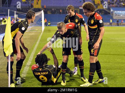 20131011 – ZAGREB, KROATIEN: Belgiens Daniel Van Buyten, Belgiens Toby Alderweireld, Belgiens Nicolas Lombaerts und Belgiens Axel Witsel feiern, wie Romelu Lukaku während eines Fußballspiels zwischen der belgischen Nationalmannschaft Rote Teufel und der kroatischen Nationalmannschaft im Maksistadium in Zagreb, Kroatien, ein Tor schießt. Freitag, 11. Oktober 2013, ein Qualifikationsspiel für die FIFA-Weltmeisterschaft 2014. Mit zwei Spielen, bei denen die Red Devils in Gruppe A antreten, brauchen sie noch einen Punkt, um sich für die Weltmeisterschaft als Gruppensieger zu qualifizieren. BELGA FOTO ERIC LALMAND Stockfoto