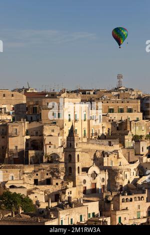 Heißluftballonfahrt über der Altstadt am frühen Sommermorgen, Matera, Basilikata, Italien, Europa Stockfoto