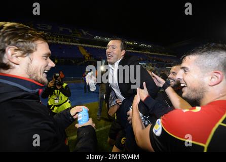 20131011 UHR - ZAGREB, KROATIEN: Nicolas Lombaerts in Belgien, der belgische Cheftrainer Marc Wilmots und Kevin Mirallas in Belgien feiern nach dem Sieg eines Fußballspiels zwischen der belgischen Nationalmannschaft Red Devils und der kroatischen Nationalmannschaft im Maksimir-Stadion in Zagreb, Kroatien, Freitag, den 11. Oktober 2013, einem Qualifikationsspiel für die FIFA-Weltmeisterschaft 2014. Die Red Devils haben das Spiel gewonnen und sich für die FIFA-Weltmeisterschaft 2014 in Brasilien qualifiziert. BELGA FOTO DIRK WAEM Stockfoto