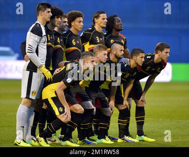 20131011 - ZAGREB, KROATIEN: (Back L-R) 01 Torwart Thibaut Courtois aus Belgien, Marouane Fellaini aus Belgien, Nicolas Lombaerts aus Belgien, Axel Witsel aus Belgien, Daniel Van Buyten aus Belgien, Romelu Lukaku aus Belgien, Toby 02 Alderrelweid aus Belgien, De Bruyne Defyour aus Belgien Eden Hazard aus Belgien und Jan Vertonghen aus Belgien präsentieren sich für ein Familienporträt zu Beginn eines Fußballspiels zwischen der belgischen Nationalmannschaft Red Devils und der kroatischen Nationalmannschaft im Maksimir-Stadion in Zagreb, Kroatien, Freitag, den 11. Oktober 2013, einem Qualifikationsspiel für die 201 Stockfoto