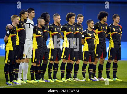 20131011 - ZAGREB, KROATIEN: Kevin De Bruyne in Belgien, Daniel Van Buyten in Belgien, Thibaut Courtois in Belgien, Steven Defour in Belgien, Romelu Lukaku in Belgien, Toby Alderweireld in Belgien, Axel Witsel in Belgien, Nicolas Lombaerts in Belgien, Eden Hazard in Belgien, Marouane Fellaini in Belgien und Jan Vertonghen in Belgien hören die Nationalhymne zu Beginn eines Fußballspiels zwischen der belgischen Nationalmannschaft Red Devils und der kroatischen Nationalmannschaft im Maksimir-Stadion in Zagreb, Kroatien, Freitag, 11. Oktober 2013, Ein Qualifikationsspiel für die FIFA Weltmeisterschaft 2014. Mit zwei Stockfoto