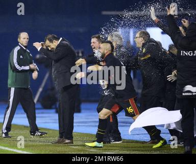 20131011 Uhr – ZAGREB, KROATIEN: Belgischer Cheftrainer Marc Wilmots, belgischer Assistenztrainer Vital Borkelmans, belgischer Steven Defour und belgischer Teammanager Nicolas Cornu feiern nach dem Sieg eines Fußballspiels zwischen der belgischen Nationalmannschaft Rote Teufel und der kroatischen Nationalmannschaft im Maksimir-Stadion in Zagreb, Kroatien, Freitag, 11. Oktober 2013, ein Qualifikationsspiel für die FIFA-Weltmeisterschaft 2014. Die Red Devils haben das Spiel gewonnen und sich für die FIFA-Weltmeisterschaft 2014 in Brasilien qualifiziert. BELGA FOTO DIRK WAEM Stockfoto