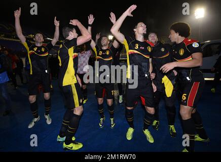 20131011 Uhr - ZAGREB, KROATIEN: Nicolas Lombaerts in Belgien, Jan Vertonghen in Belgien, Kevin Mirallas in Belgien, Daniel Van Buyten in Belgien und Axel Witsel in Belgien feiern nach dem Sieg eines Fußballspiels zwischen der belgischen Nationalmannschaft Rote Teufel und der kroatischen Nationalmannschaft im Maksimir-Stadion in Zagreb, Kroatien, Freitag, 11. Oktober 2013; Ein Qualifikationsspiel für die FIFA Weltmeisterschaft 2014. Die Red Devils haben das Spiel gewonnen und sich für die FIFA-Weltmeisterschaft 2014 in Brasilien qualifiziert. BELGA FOTO DIRK WAEM Stockfoto