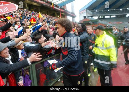 20131013 Uhr – BRÜSSEL, BELGIEN: Die Fans der Red Devils, Axel Witsel aus Belgien und Romelu Lukaku aus Belgien wurden am Sonntag, den 13. Oktober 2013 in Neerpede, Brüssel, während eines Trainings der belgischen Nationalmannschaft Red Devils fotografiert. Die Red Devils gewannen ihr Qualifikationsspiel in Kroatien für die FIFA-Weltmeisterschaft 2014 am 11.. Oktober und sind sich nun sicher, dass sie nach Brasilien gehen werden. BELGA FOTO BRUNO FAHY Stockfoto