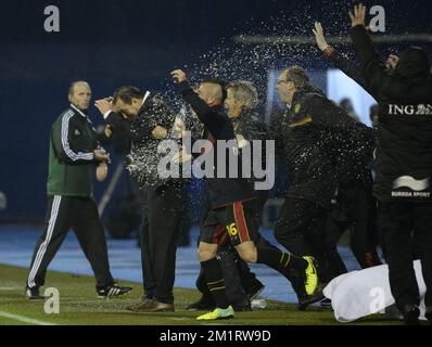 20131011 Uhr – ZAGREB, KROATIEN: Belgischer Cheftrainer Marc Wilmots, belgischer Steven Defour und belgischer Teammanager Nicolas Cornu feiern nach dem Gewinn eines Fußballspiels zwischen der belgischen Nationalmannschaft Red Devils und der kroatischen Nationalmannschaft im Maksimir-Stadion in Zagreb, Kroatien, Freitag, 11. Oktober 2013; Ein Qualifikationsspiel für die FIFA Weltmeisterschaft 2014. Die Red Devils haben das Spiel gewonnen und sich für die FIFA-Weltmeisterschaft 2014 in Brasilien qualifiziert. BELGA FOTO DIRK WAEM Stockfoto
