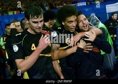 20131011 UHR - ZAGREB, KROATIEN: Belgiens Nicolas Lombaerts, Belgiens Axel Witsel und Belgiens Dries Mertens feiern nach dem Sieg eines Fußballspiels zwischen der belgischen Nationalmannschaft Red Devils und der kroatischen Nationalmannschaft im Maksimir-Stadion in Zagreb, Kroatien, Freitag, den 11. Oktober 2013, einem Qualifikationsspiel für die FIFA-Weltmeisterschaft 2014. Die Red Devils haben das Spiel gewonnen und sich für die FIFA-Weltmeisterschaft 2014 in Brasilien qualifiziert. BELGA FOTO PRIMOZ LAVRE Stockfoto