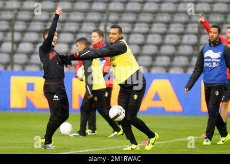 20131013 – BRÜSSEL, BELGIEN: Belgisches Eden Hazard und belgisches Nacer Chadli, die am Sonntag, den 13. Oktober 2013 in Neerpede, Brüssel, während eines Trainings der belgischen Fußballmannschaft Red Devils gezeigt wurden. Die Red Devils gewannen ihr Qualifikationsspiel in Kroatien für die FIFA-Weltmeisterschaft 2014 am 11.. Oktober und sind sich nun sicher, dass sie nach Brasilien gehen werden. BELGA FOTO BRUNO FAHY Stockfoto