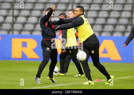 20131013 – BRÜSSEL, BELGIEN: Belgisches Eden Hazard und belgisches Nacer Chadli, die am Sonntag, den 13. Oktober 2013 in Neerpede, Brüssel, während eines Trainings der belgischen Fußballmannschaft Red Devils gezeigt wurden. Die Red Devils gewannen ihr Qualifikationsspiel in Kroatien für die FIFA-Weltmeisterschaft 2014 am 11.. Oktober und sind sich nun sicher, dass sie nach Brasilien gehen werden. BELGA FOTO BRUNO FAHY Stockfoto