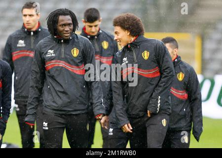 20131013 – BRÜSSEL, BELGIEN: Belgischer Romelu Lukaku und belgischer Axel Witsel, die am Sonntag, den 13. Oktober 2013 in Neerpede, Brüssel, während eines Trainings der belgischen Fußballnationalmannschaft Red Devils gezeigt wurden. Die Red Devils gewannen ihr Qualifikationsspiel in Kroatien für die FIFA-Weltmeisterschaft 2014 am 11.. Oktober und sind sich nun sicher, dass sie nach Brasilien gehen werden. BELGA FOTO BRUNO FAHY Stockfoto