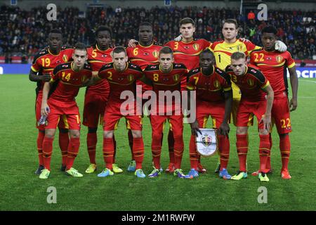 (Obere L-R) Ibrahima Cisse Belgiens, Jordan Lukaku Belgiens, Bernard Junior Malanda-Adje Belgiens, Dino Arslanagic Belgiens, Torhüter Colin Coosemans Belgiens, Michy Batshuayi Belgiens, (untere L-R) 14 Massimo Bruno, Marnick Vermijl Belgiens, Thorgan Hazard Der belgische Paul-Jose Mpoku und der belgische Laurens De Bock posieren für ein Teamfoto vor dem Start des Qualifikationsspiels für Europa unter 21 in der Gruppe 9 zwischen Belgien und Italien am Montag, den 14. Oktober 2013, in Genk, Belgien. Es ist das fünfte von acht Spielen in der Qualifikationsphase. Stockfoto