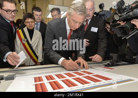 20131015 - MECHELEN, BELGIEN: König Philippe - Filip von Belgien, Foto bei einem Besuch des Briefmarkendruckerhauses in Mechelen, Dienstag, den 15. Oktober 2013. Heute beginnt der Druck der neuen Briefmarke mit dem Bild von König Philippe. BELGA FOTO JASPER JACOBS Stockfoto