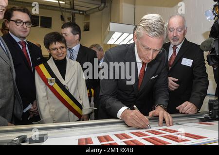 20131015 - MECHELEN, BELGIEN: König Philippe - Filip von Belgien, Foto bei einem Besuch des Briefmarkendruckerhauses in Mechelen, Dienstag, den 15. Oktober 2013. Heute beginnt der Druck der neuen Briefmarke mit dem Bild von König Philippe. BELGA FOTO JASPER JACOBS Stockfoto