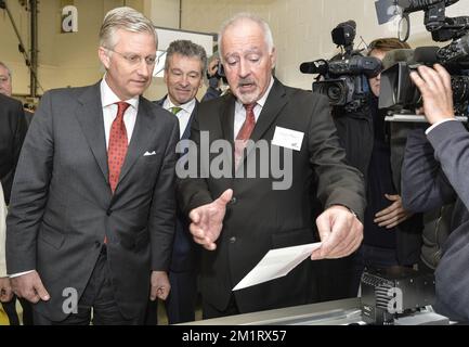 20131015 - MECHELEN, BELGIEN: König Philippe - Filip von Belgien gibt seine Zustimmung zu den neuen Briefmarken während eines Besuchs in der Bpost-Druckerei für Briefmarken in Mechelen, Dienstag, den 15. Oktober 2013. Heute beginnt der Druck der neuen Briefmarke mit dem Bild von König Philippe. BELGA FOTO JASPER JACOBS Stockfoto