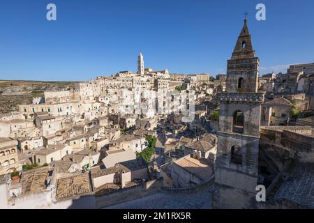 Blick über die Altstadt Sassi di Matera mit dem campanile der Kirche St. Peter Barisano, Matera, Basilikata, Italien, Europa Stockfoto