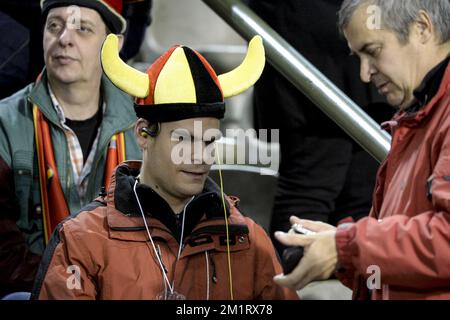 Abbildung zeigt einen Mann für Sehbehinderte in der Gegend während eines Fußballspiels zwischen der belgischen Nationalmannschaft Red Devils und der Wales-Nationalmannschaft im Koning-Boudewijn-Stadion - Stade ROI Baudouin in Brüssel, Dienstag, 15. Oktober 2013; Das letzte Qualifikationsspiel für die FIFA Weltmeisterschaft 2014. Die Red Devils sind für die FIFA-Weltmeisterschaft 2014 in Brasilien als Gruppenführer qualifiziert. BELGA FOTO DIRK WAEM Stockfoto