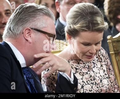 Prinz Laurent von Belgien spricht mit Königin Mathilde von Belgien während des Herbstkonzerns im Königspalast in Brüssel am Donnerstag, den 17. Oktober 2013. Stockfoto