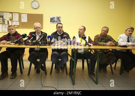 20131020 – GELBRESSEE, BELGIEN: L-R, DVI-Teammitglied, Namur Kings Prosektor Philippe Dulieu, Bürgermeister von Namur Maxime Prevot, Leiter des psychologischen Hilfsteams, und Oberst Vindevogel, auf einer Pressekonferenz am Tag nach dem Flugzeugabsturz in Gelbressee, Provinz Namur, Sonntag, 20. Oktober 2013. Das Flugzeug Pilatus Porter mit zehn Fallschirmspringern hatte vom Flugplatz Temploux abgeflogen und verlor einen Flügel, bevor es abstürzte. Alle zehn Passagiere und der Pilot starben bei dem Absturz. BELGA FOTO NICOLAS MAETERLINCK Stockfoto