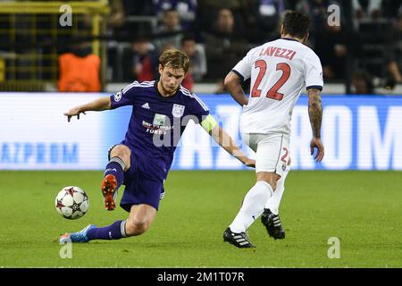 20131023 Uhr – BRÜSSEL, BELGIEN: Guillaume Gillet von Anderlecht und Ezequiel Lavezzi von PSG kämpfen um den Ball während eines Fußballspiels zwischen der belgischen Mannschaft RSC Anderlecht und der französischen Mannschaft PSG (Paris Saint-Germain), drittes Spiel in Gruppe C der Champions League Group, Mittwoch, den 23. Oktober 2013 in Brüssel. BELGA FOTO LAURIE DIEFFEMBACQ Stockfoto