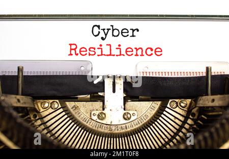 Symbol für Widerstandsfähigkeit gegen Cyberangriffe. Das Konzeptwort Cyber Resilience wurde auf der alten Schreibmaschine getippt. Wunderschöner weißer Hintergrund. Business and Cyber Resilience Concep Stockfoto