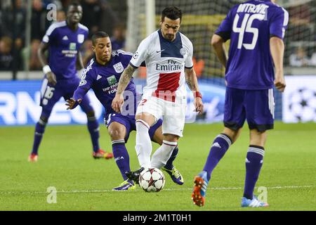 20131023 Uhr – BRÜSSEL, BELGIEN: Ezequiel Lavezzi der PSG und Youri Tielemans von Anderlecht kämpfen um den Ball während eines Fußballspiels zwischen der belgischen Mannschaft RSC Anderlecht und der französischen Mannschaft PSG (Paris Saint-Germain), dem dritten Spiel in Gruppe C der Champions League Group, Mittwoch, den 23. Oktober 2013 in Brüssel. BELGA FOTO LAURIE DIEFFEMBACQ Stockfoto